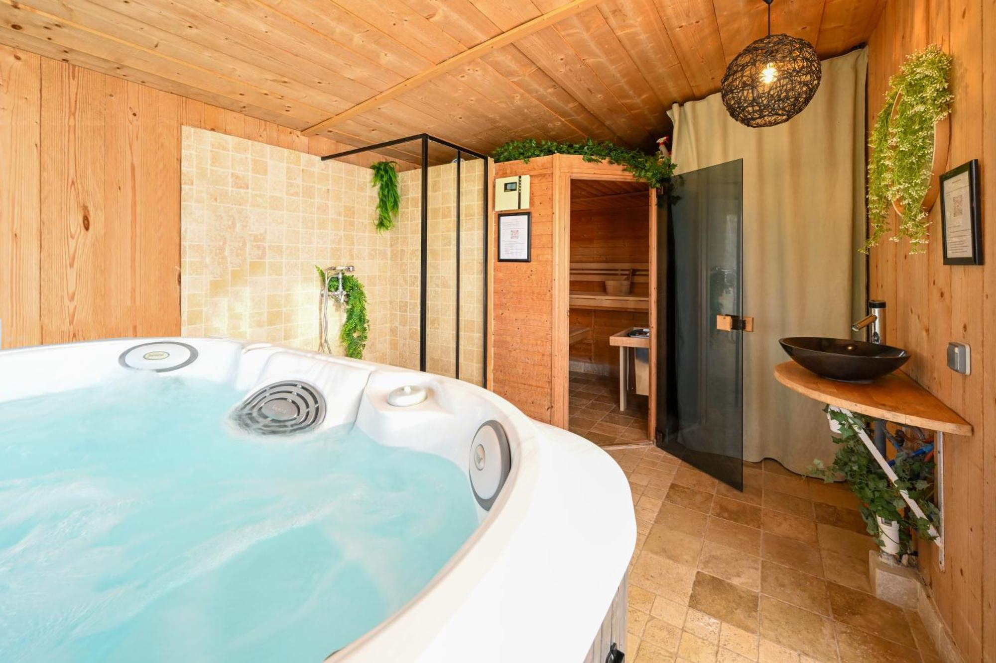 Ker Gana Sauna, Jacuzzi, Poele A Bois Plourin  外观 照片